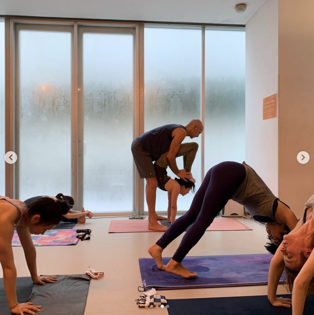 Tarik Thami teaching Ashtanga Yoga in Mysore Tokyo 