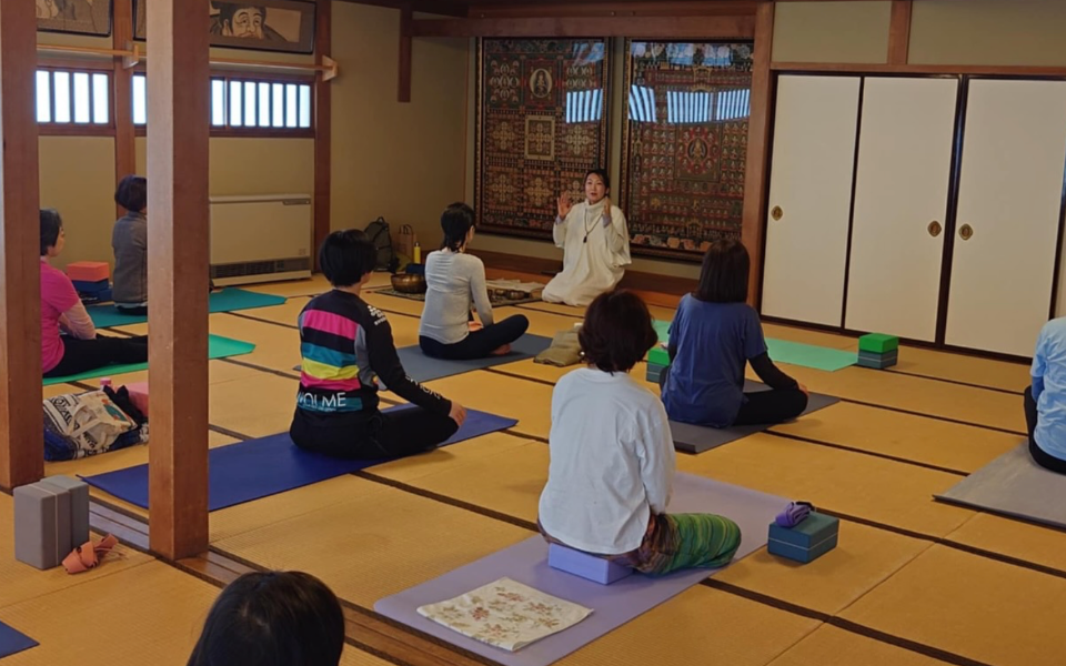 長野市を中心に活動されているBody and mind yoga主宰のHiroko先生と共にヨガ&瞑想のスペシャルレッスンを行いました。