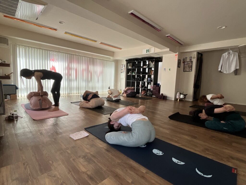 アシュタンガヨガ正式指導者Yuko先生、土曜朝レッド代行クラス