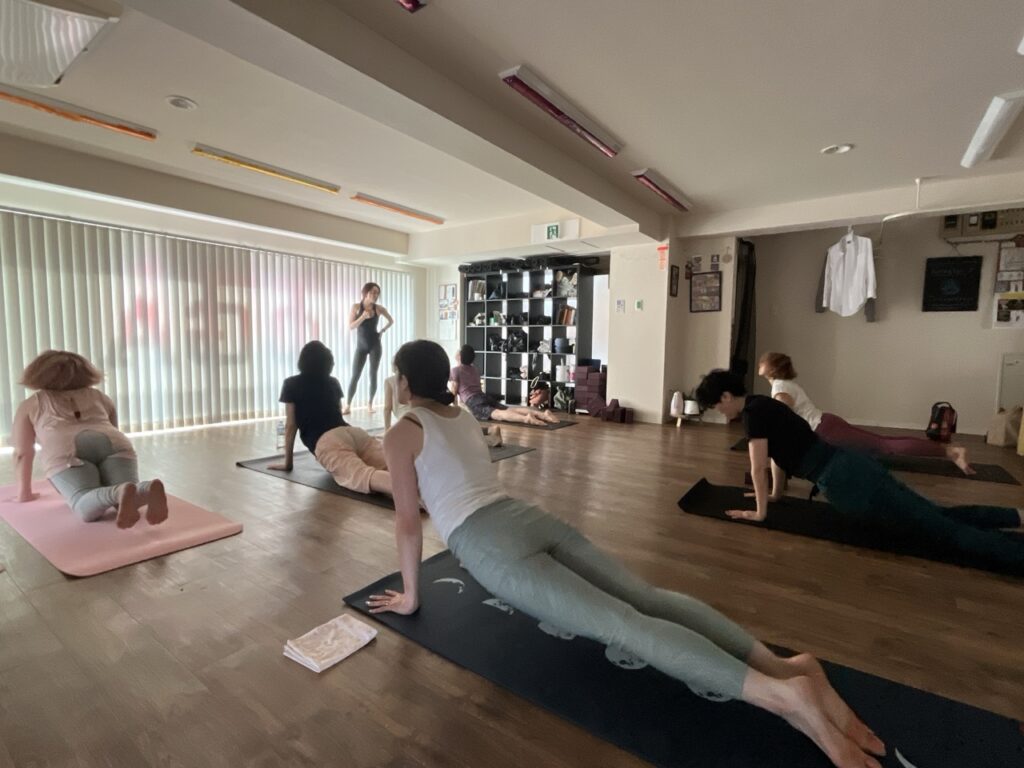 アシュタンガヨガ正式指導者Yuko先生、土曜朝レッド代行クラス